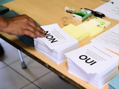 Un votante elige una papeleta con el 'no' en el referéndum de independencia de Nueva Caledonia.