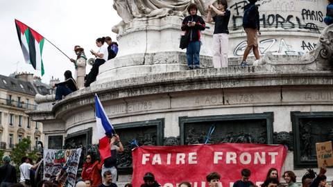 Франция протестует против правых