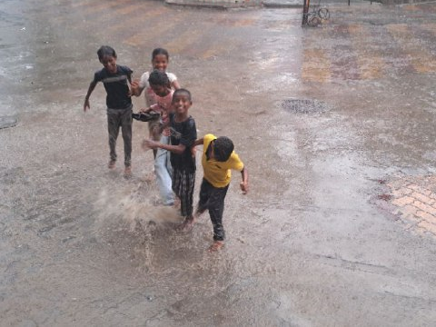 पाली में गुरुवार शाम को हुई बरसात के दौरान नहाने का आनंद लेते बच्चे। - Dainik Bhaskar
