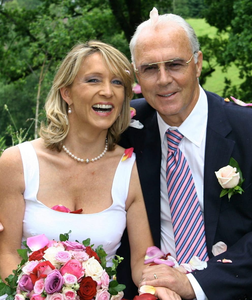 Ein glückliches Paar: Beckenbauer mit Ehefrau Heidi nach ihrer Trauung 2006 in Oberndorf bei Kitzbühel