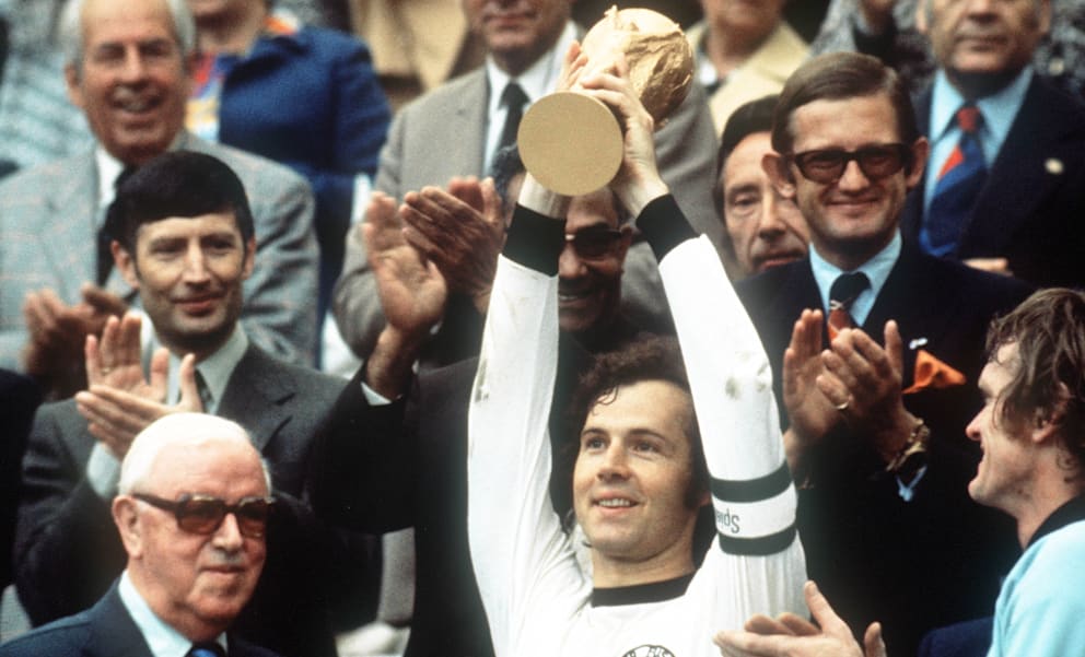 Die Krönung als Kapitän: Franz Beckenbauer 1974 mit dem WM-Pokal
