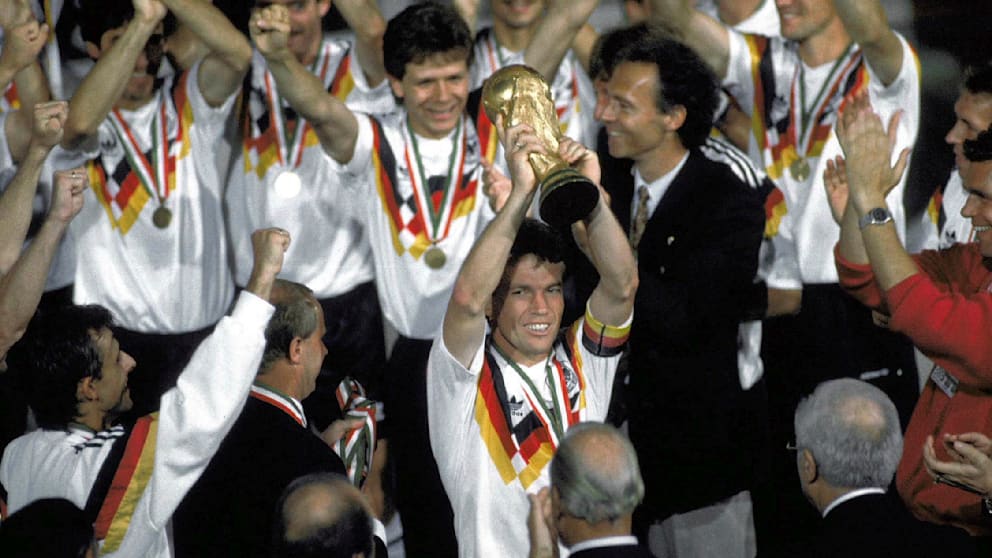 1990 wurde Beckenbauer als Teamchef Weltmeister, Kapitän Lothar Matthäus reckte den Pokal hoch