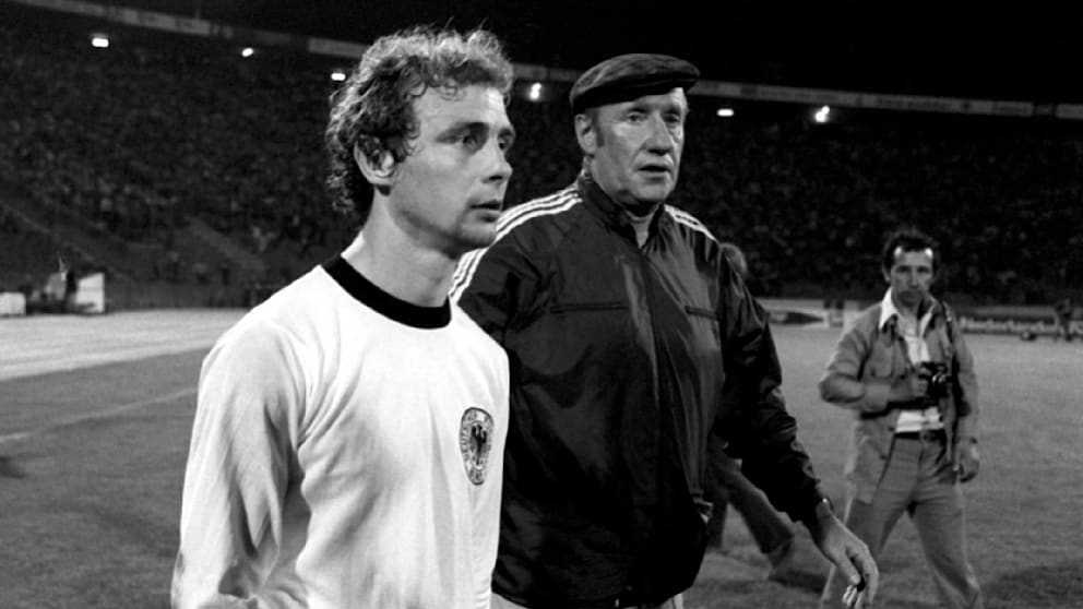 Vor dem Elfmeterschießen im EM-Finale 1976: Bernd Hölzenbein mit Bundestrainer Helmut Schön. Deutschland verliert das Elferschießen mit 3:5 gegen die Tschechoslowakei (Spielstand nach 90 Minuten war 2:2)