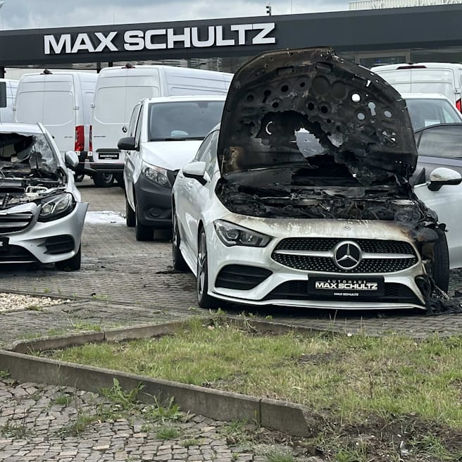 Brandanschlag auf Mercedes-Autohaus: Richter lässt Autobrenner laufen