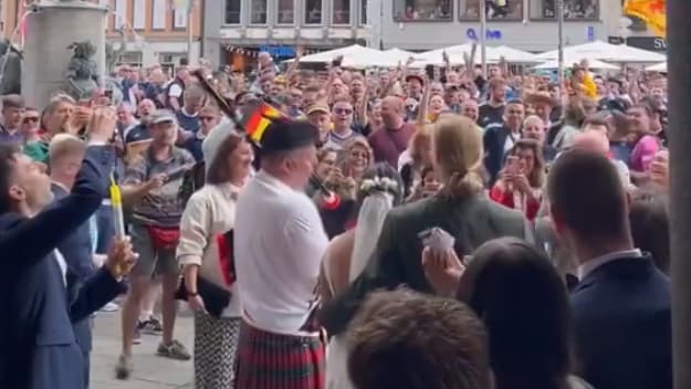 EM 2024 – Hunderte Schotten feiern diese Hochzeit