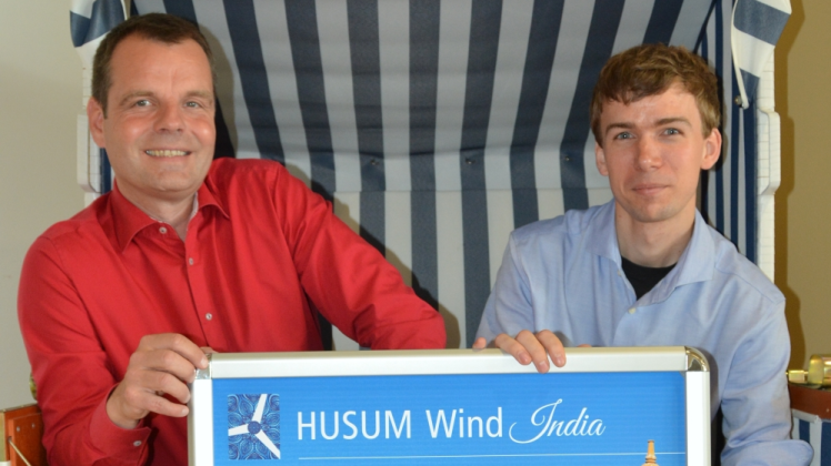 Die erfolgreiche Husumer Windmesse engagiert sich in Indien: Messe-Chef Peter Becker und Projektleiter Thomas Seifried (rechts) freuen sich auf das neue Projekt. 