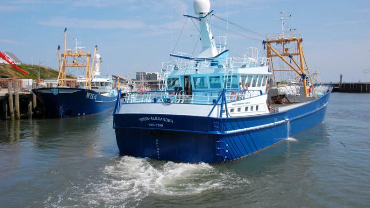 Abfahrt zu den Muschelbänken: Die „Simon-Alexander“ gehört zur blauen Flotte der AL Nordseemuscheln. 