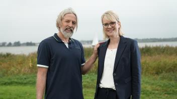 Kundenberaterin Juliane Holl von der der VR Bank Schleswig-Mittelholstein stand vor kurzem für eine Kampagne der VR Bank gemeinsam mit Schauspieler Thomas Kunz vor der Kamera.