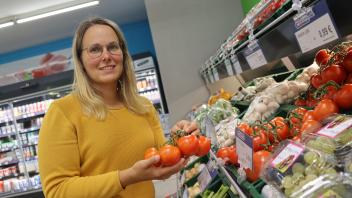 Frische Tomaten gibts auch für die Bürgermeisterin von Viöl im Einzelhandel vor Ort. „Viöl ist in der Umgebung die einzige Möglichkeit, in einem Rutsch alles zu bekommen – ohne gleich in die Kreisstadt zu fahren“, sagt Telse Dircks (CDU).