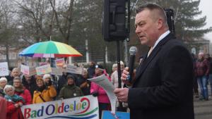 In Bad Oldesloe setzten Menschen vom konservativen bis linken Spektrum gemeinsam ein deutliches Zeichen gegen den Rechtsruck und Rechtsextremismus. So wie hier Bürgermeister Jörg Lembke