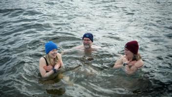 Selbstversuch im Eisbaden – mit den „Eisbademeisters“ in die kalte Ostsee