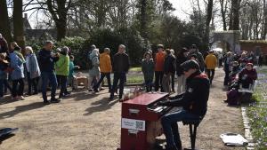 Am Sonntag wurde es bei strahlendem Sonnenschein und Klaviermusik nochmal richtig voll im Husumer Schlosspark.