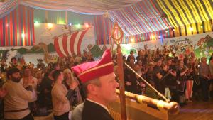 Fasching in Ascheffel. Die Roten Kappeln feiern Riesebyparty unter dem Motto Wikinger.