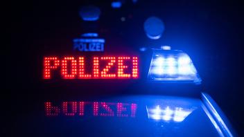 Mehrere Laternenpfähle sind in Eckernförde an der Strandpromenade umgetreten worden. Die Polizei sucht Zeugen.