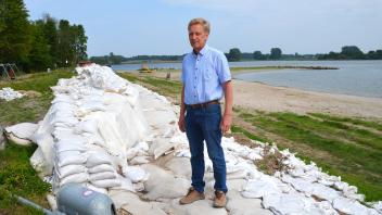 Dirk Thieheuer, der neue Vorsitzende des zuständigen Wasser- und Bodenverbandes Grödersby, muss weiter auf den Förderbescheid des Umweltministeriums warten, damit er die Sanierung des Deiches in Arnis und Grödersby ausschreiben kann.