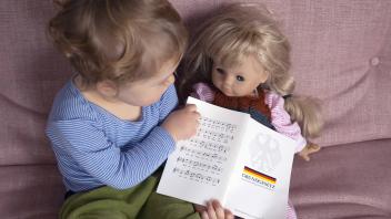 Thema: Kind mit Grundgesetz Bonn Deutschland *** Theme Child with Basic Law Bonn Germany Copyright: xUtexGrabowsky/photo
