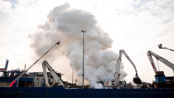 Schrotthaufen am Hamburger Hafen fängt Feuer