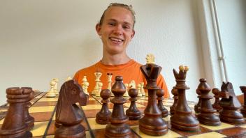 Der 19-jährige Fabio Förster hat mit dem Schachverein aus Husum den Aufstieg in die Landesliga geschafft.