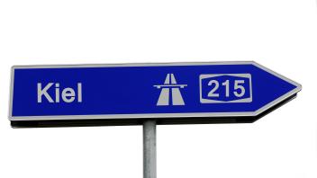 Wegweiser zur Autobahn A215 Richtung Kiel, Deutschland Signpost to the A215 motorway towards Kiel, Germany BLWS680496 **