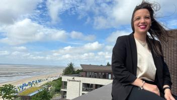 Auf der Dachterrasse von Zimmer 417: Hanna Herbst ist seit dem 1. März 2024 die neue stellvertretende Hoteldirektorin im Upstalsboom in Wyk auf Föhr.