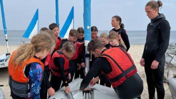 Kinder der Grundschule St. Nicolai lernen in der neuen AG segeln.