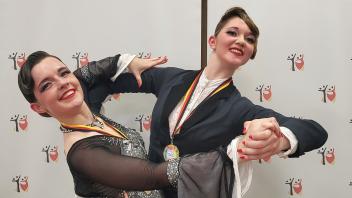 Hanna Biastoch (li.) und Alina Schumann gewannen in Köln bei den internationalen Deutschen Meisterschaften im Equality Tanzsport die B-Klasse und wurden am Ende sechstbestes deutsches Paar.