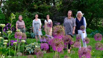Im traumhaften Garten von Kathi Bergt (links), der am „Tag des offenen Dorfes“ auch geöffnet sein wird, traf sich das Orga-Team: (von links) Corinna Süberkrüb, Lena Kähler, Anne Siegosch und Marit Hantusch.