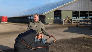 Urte Schulz-Möllgaard mit Tochter Ida und Baby Lotta. Seit 2019 kümmert sie sich mit ihrem Mann um etwa 200 Milchkühe.