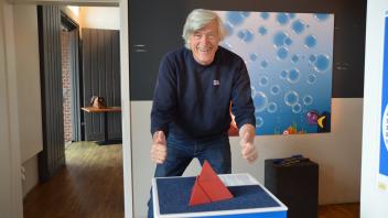 Axel Salander, Präsident des Rotary Clubs Kappeln, ist selbst ganz begeistert von den kniffeligen Aufgaben, die es in der Ausstellung „Tüfteln und Knobeln“ zu lösen gilt.
