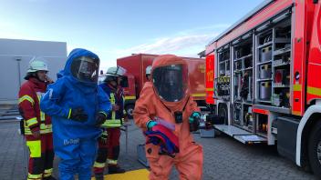 In Chemikalienschutzanzügen gehen die Feuerwehrmänner vom nachalarmierten Löschzug- Gefahrengut zur Menschenrettung vor.