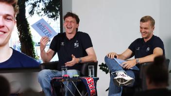 Hatten Spaß bei der Aufnahme: Lasse Möller (li.) und Johan Hansen von der SG Flensburg-Handewitt.