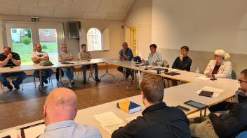 Sitzung der Gemeindevertretung Utersum am 16. Mai: Nach Bürgermeisterin Göntje Schwab (6. v.l.) treten zwei weitere Gemeindevertreter zurück. 