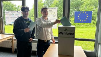Zwei Schüler aus der zwölften Klasse der Immanuel-Kant-Schule in Reinfeld bei der Juniorwahl, die die Schule im Rahmen der Europawahl durchgeführt wird.