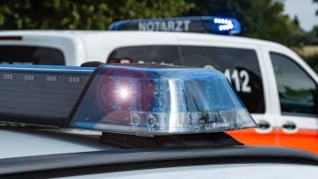 Melle, Deutschland 02. September 2023: Ein Einsatzfahrzeug, Streifenwagen, der Polizei steht mit Blaulicht an einem Unfa