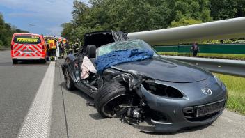 Unfall mit Fahrerflucht auf der A1 bei Bad Oldesloe: Der Mazda wurde schwer beschädigt.