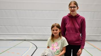 Klara David ist Hobby-Horsing-Trainerin bei der TSV Reinbek. Auch ihre siebenjährige Schwester Nikola ist begeistert vom Trend.