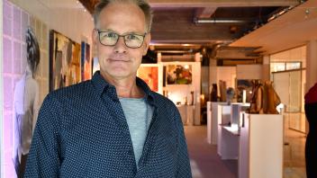 Helmut Westerkamp hat ein Holzatelier in Ahrensburg. Bei der Pop Up-Ausstellung im CCA-Center Ahrensburg hat er einige seiner Skulpturen präsentiert.