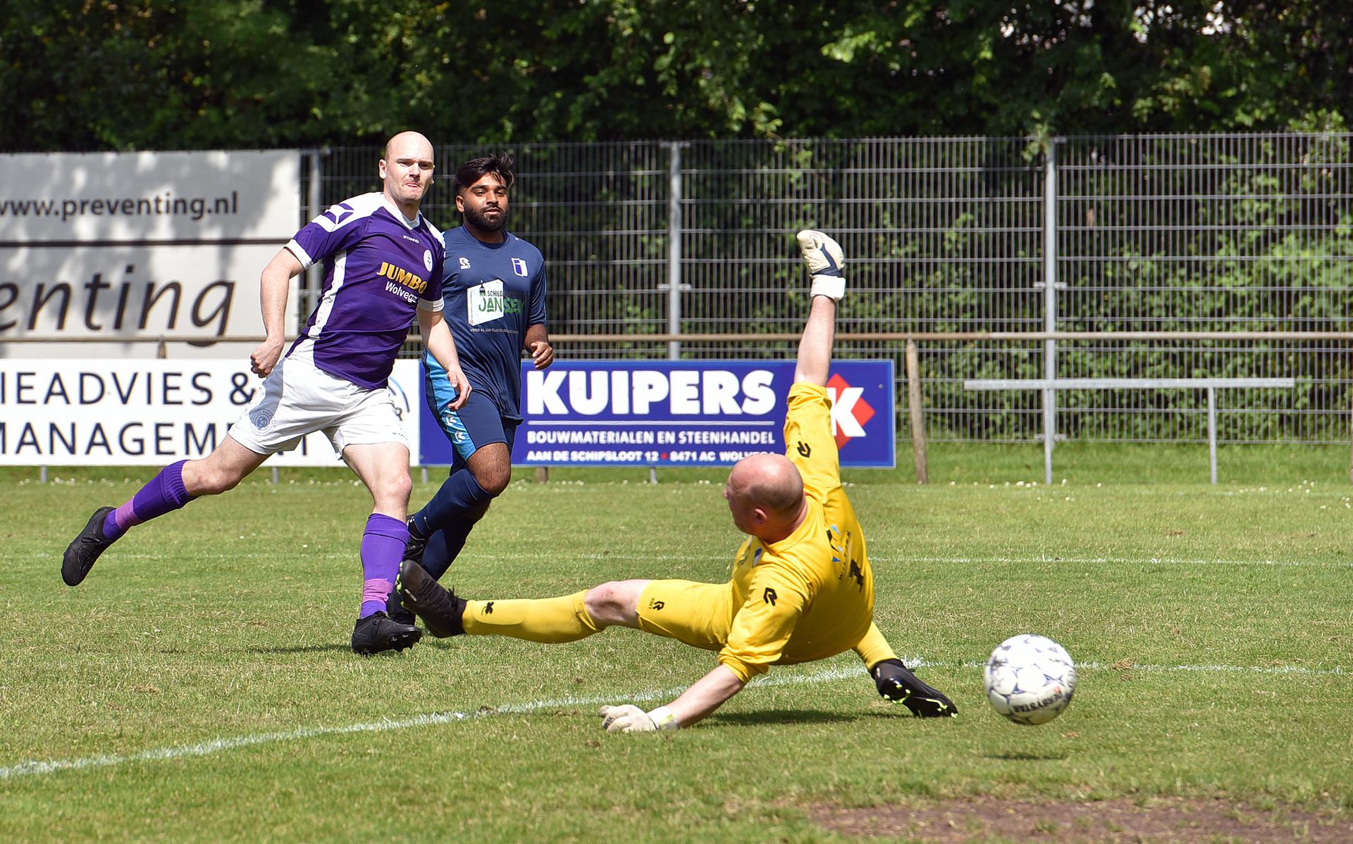 Door een 4-2 zege op hekkensluiter VV Groningen verzekerde FC Wolvega zich van een nieuw seizoen in de tweede klasse.