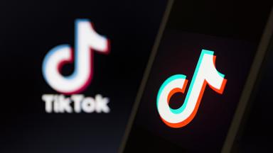 Das Logo der chinesischen Video-App Tiktok wird auf einem Smartphone-Bildschirm angezeigt.
