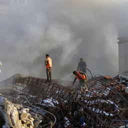 Rettungskräfte arbeiten In Damaskus (Syrien) an einem zerstörten Gebäude, das bei einem Luftangriff getroffen wurde. 