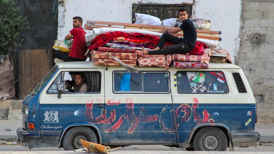 Menschen fliehen aus der Stadt Rafah.