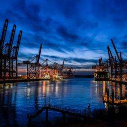 Container-Brücken im Hamburger Hafen