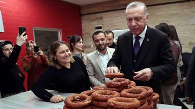 Recep Tayyip Erdogan nimmt in einer Bäckerei in Ordu (Türkei) einen Simit-Kringel in die Hand  