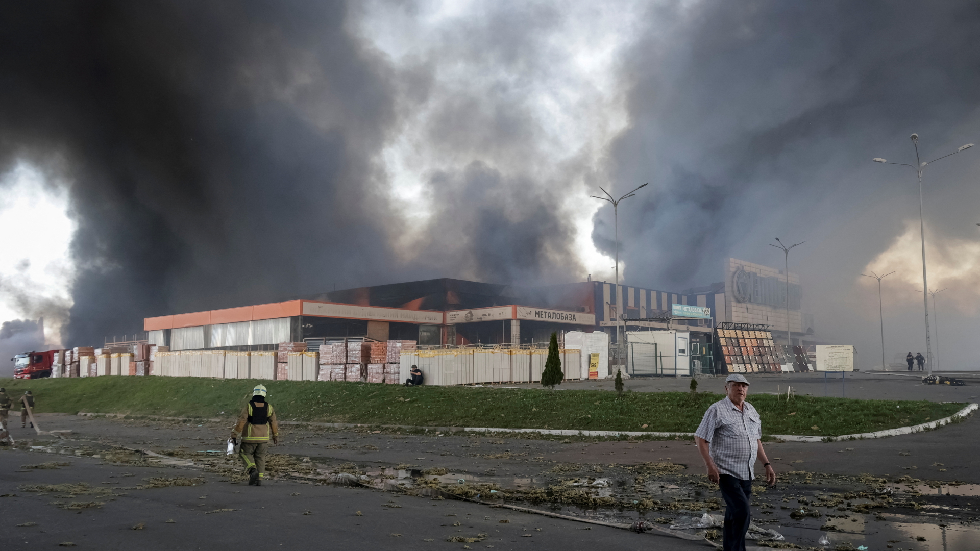 Rauch steigt aus einem Einkaufszentrum in Charkiw auf.