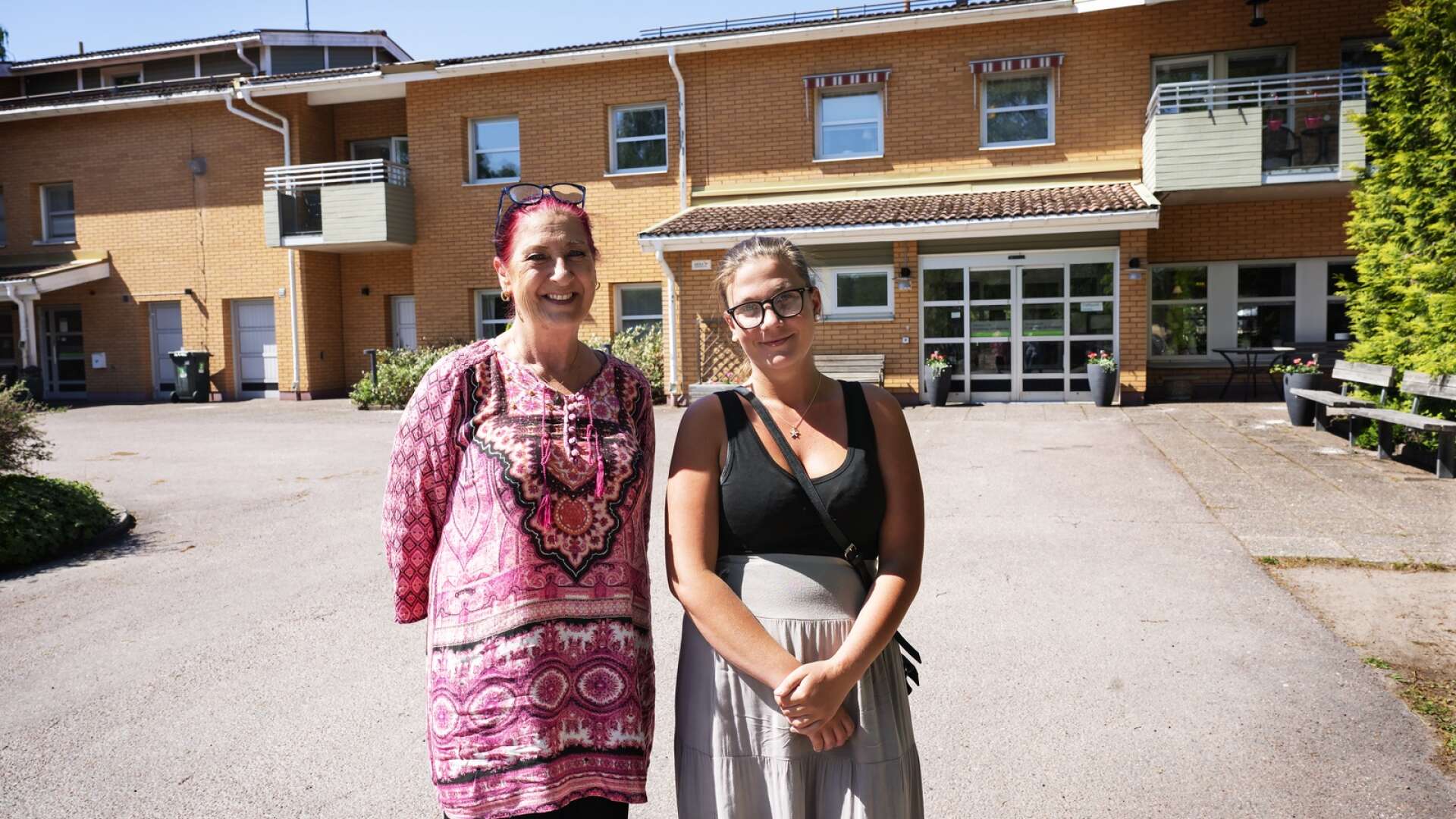 Petra Karlsson och Tina Söderberg jobbar båda på vårdboendet Granberga i Väse. men de har olika åsikter om att kommunen åter tar över driften i december i år.
