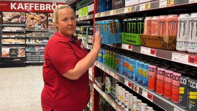 När ungdomarna rör sig mot hyllorna med läsk håller personalen lite extra koll, förklarar Petra Bäckman, butikschef på Pekås i Torsby.