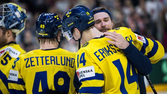 Linus Johansson kramar om Joel Eriksson Ek efter bronset.