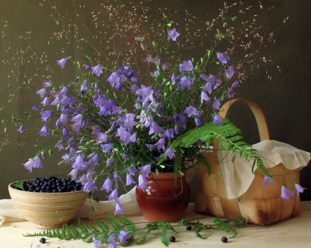 Nature___Flowers_____Still_life_with_bouquet_of_bells_083483_10.jpg
