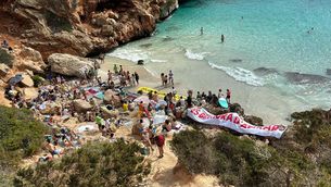 Deixar els turistes amb un pam de nas: ocupen una platja de Mallorca massificada