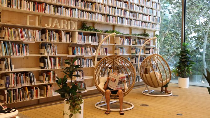 Un dels espais de lectura de la Biblioteca Gabriel García Márquez, de Barcelona